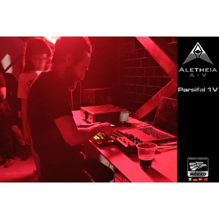 Emilio Hinojosa, compositor y artista sonoro en Galería 33 un tercio emplenado amplificador Parsifal 1V y bocinas A-38 Cadenza